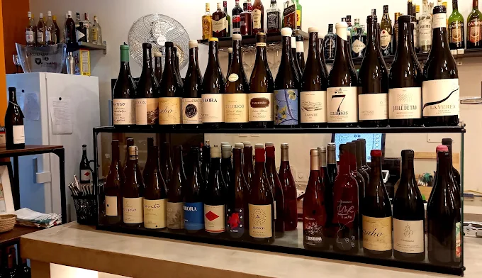 Selección de vinos en la estantería
