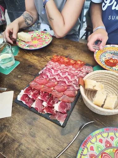 Tabla de ibéricos con pan en Katu, Bilbao