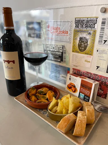 Copa de vino tinto y tapa de mejillones en Katu