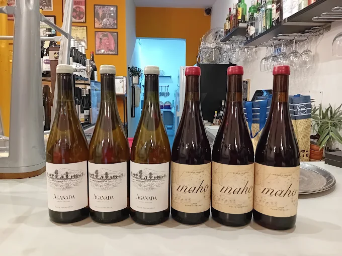 Botellas de vino natural Aganada y Maho en la barra de Katu